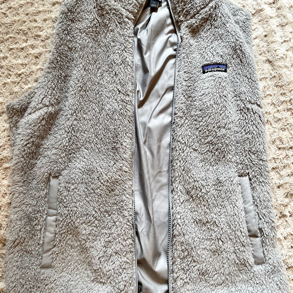 Patagonia women’s Largw Los Gatos fleece vest, light gray